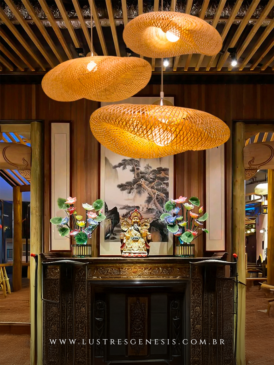 Pendentes artesanais de fibra de bambu instalados sobre mesa de madeira em área gourmet, proporcionando iluminação aconchegante e decoração sofisticada para cozinha ou sala de jantar.